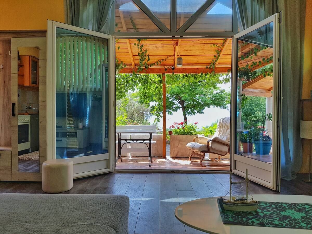 Jednosoban apartman sa velikom terasom i panoramskim pogledom,na samo 3 minuta od mora,Sveti Stefan-Budva  (NA DUZI PERIOD) - Amfora Real Estate