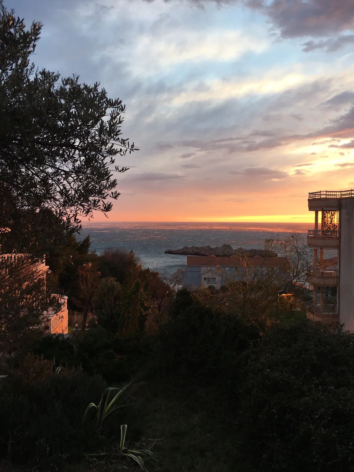 Jednosoban apartman sa velikom terasom i panoramskim pogledom,na samo 3 minuta od mora,Sveti Stefan-Budva  (NA DUZI PERIOD) - Amfora Real Estate