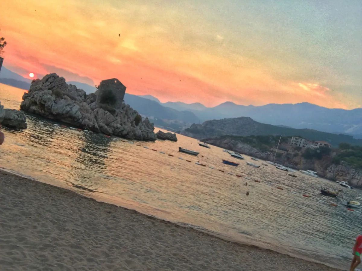 Jednosoban apartman sa velikom terasom i panoramskim pogledom,na samo 3 minuta od mora,Sveti Stefan-Budva  (NA DUZI PERIOD) - Amfora Real Estate