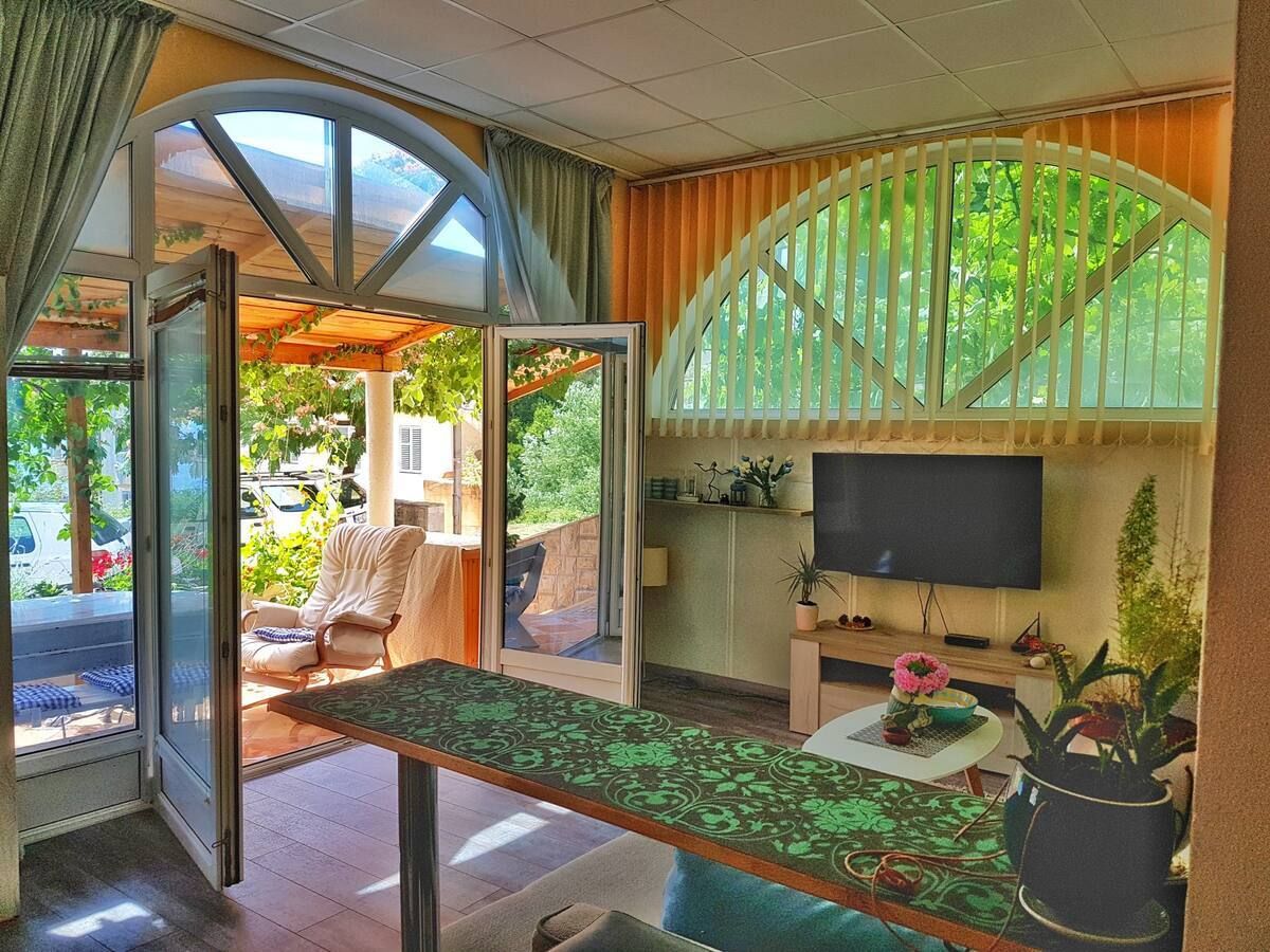 Jednosoban apartman sa velikom terasom i panoramskim pogledom,na samo 3 minuta od mora,Sveti Stefan-Budva  (NA DUZI PERIOD) - Amfora Real Estate