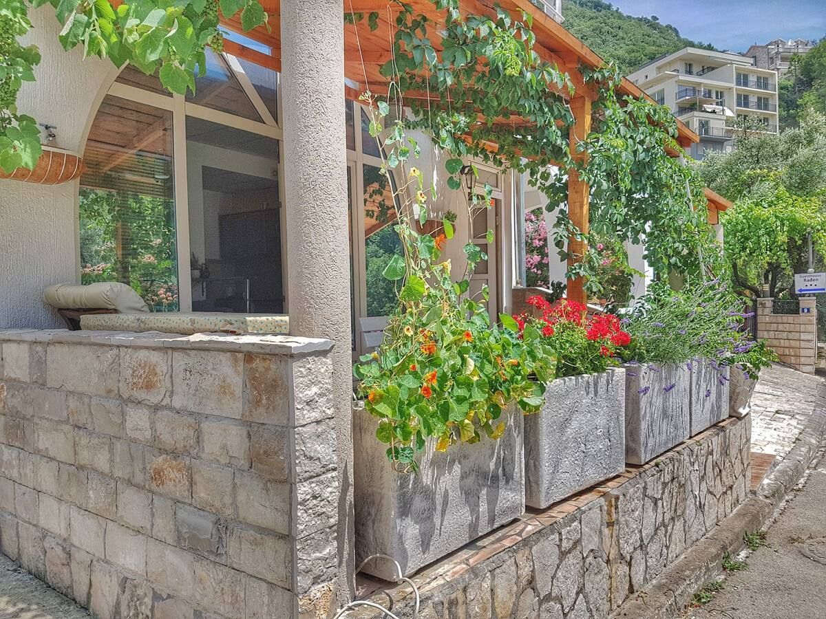 Jednosoban apartman sa velikom terasom i panoramskim pogledom,na samo 3 minuta od mora,Sveti Stefan-Budva  (NA DUZI PERIOD) - Amfora Real Estate