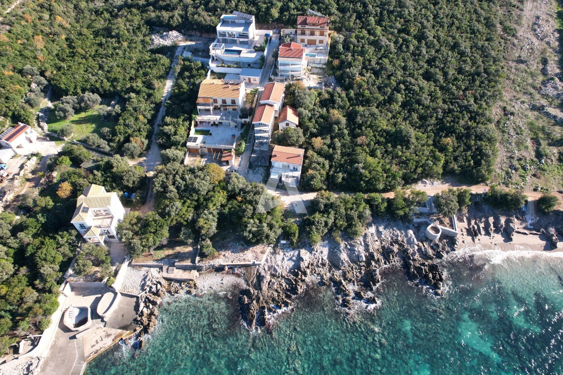 amforaproperty.com/Izdaje se cela luksuzna vila sa bazenom i panoramskim pogledom na more u Zukovici na samo 50 metara udaljenosti od plaže. (NA DUZI PERIOD)