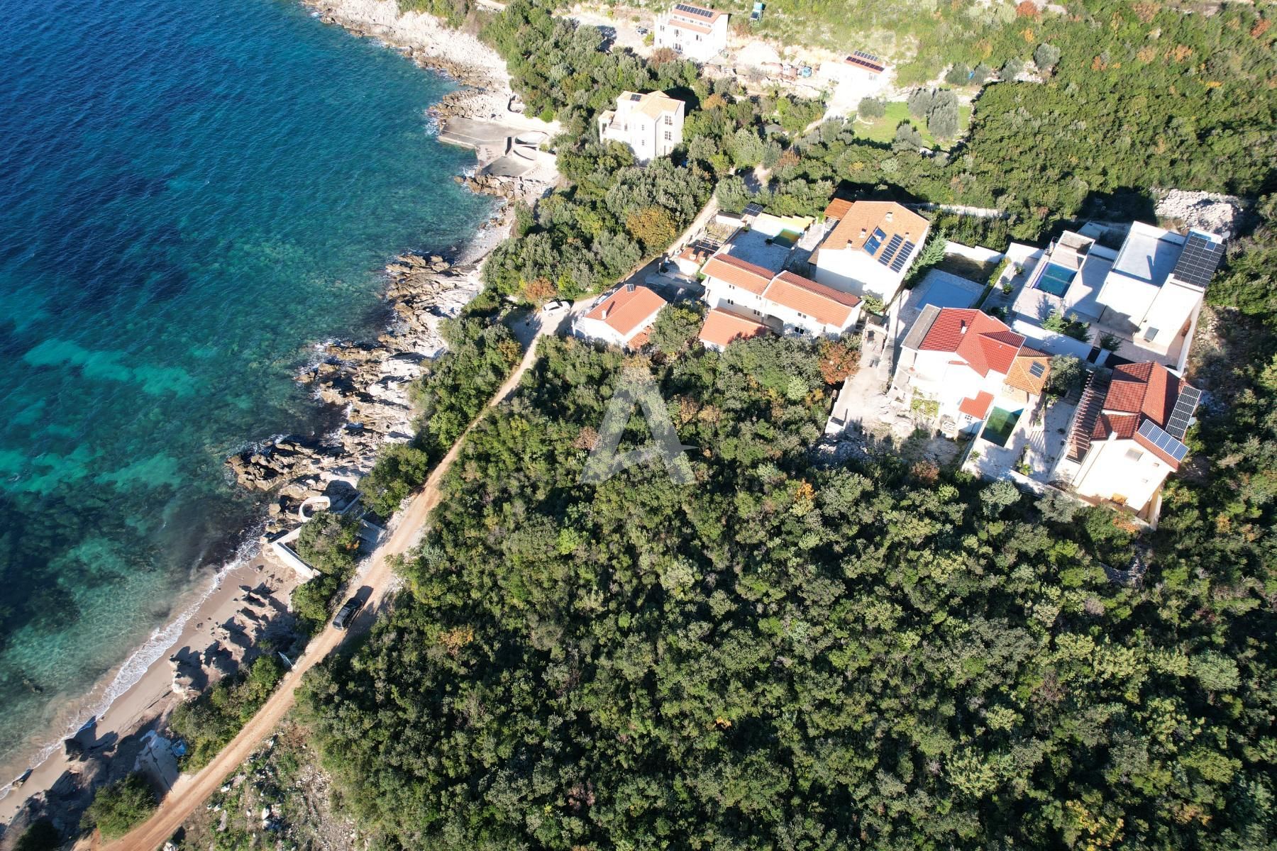 amforaproperty.com/Izdaje se cela luksuzna vila sa bazenom i panoramskim pogledom na more u Zukovici na samo 50 metara udaljenosti od plaže. (NA DUZI PERIOD)