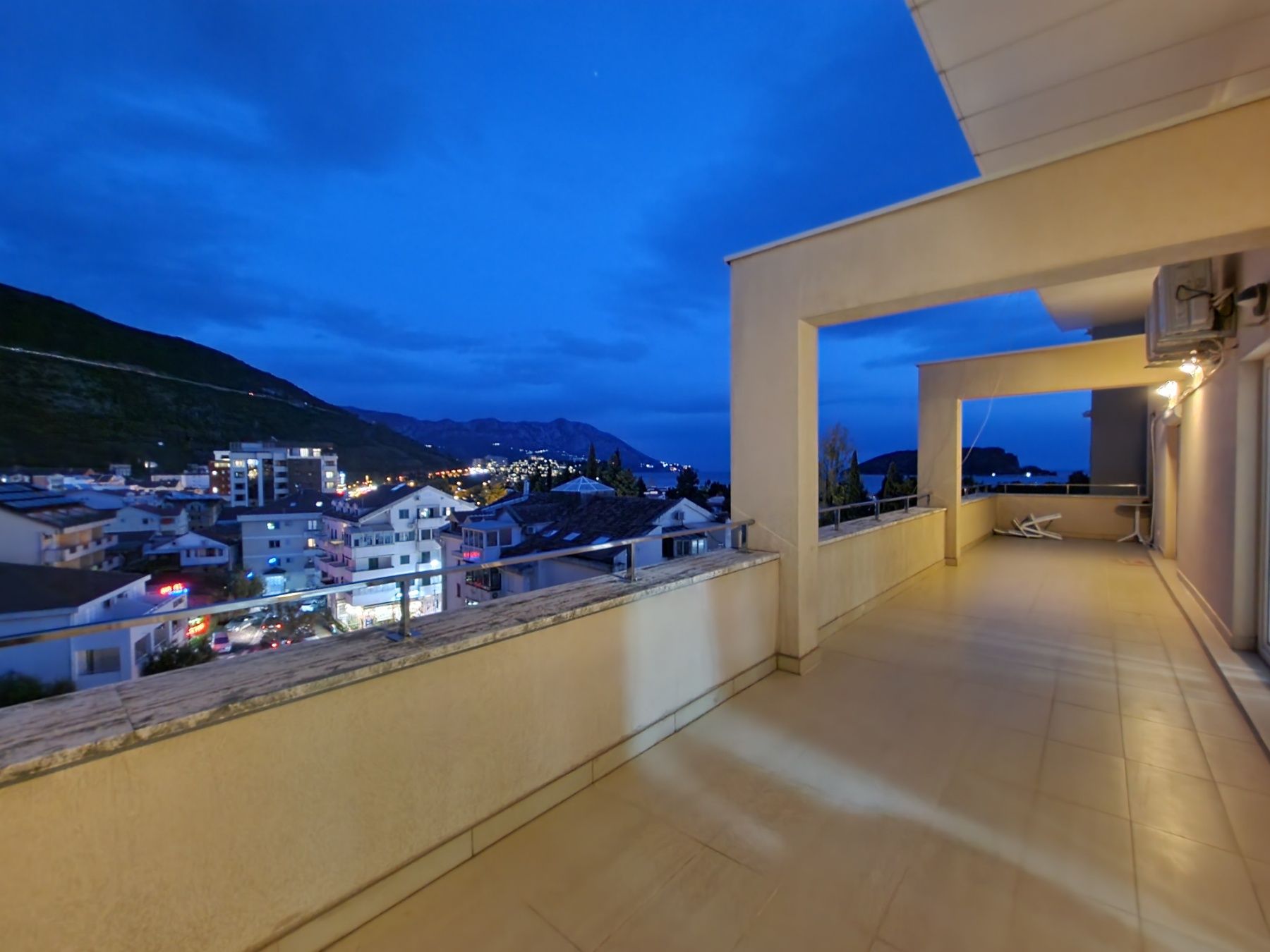 Luksuzan penthouse 176m2 sa panoramskim pogledom na more i grad,na ekskluzivnoj lokaciji Bulevar-Budva.(300 metara od mora) - Amfora Real Estate