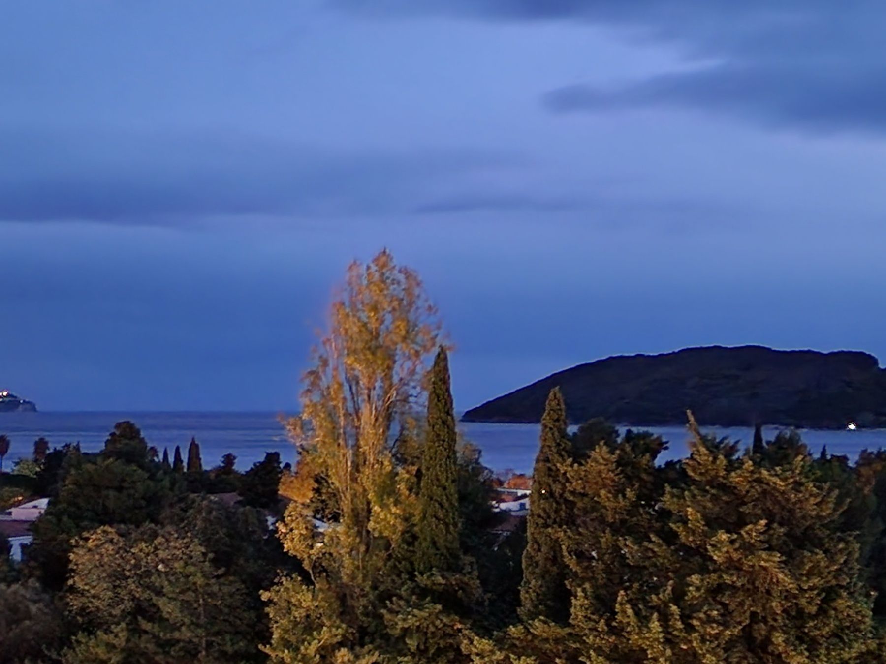 Luksuzan penthouse 176m2 sa panoramskim pogledom na more i grad,na ekskluzivnoj lokaciji Bulevar-Budva.(300 metara od mora) - Amfora Real Estate