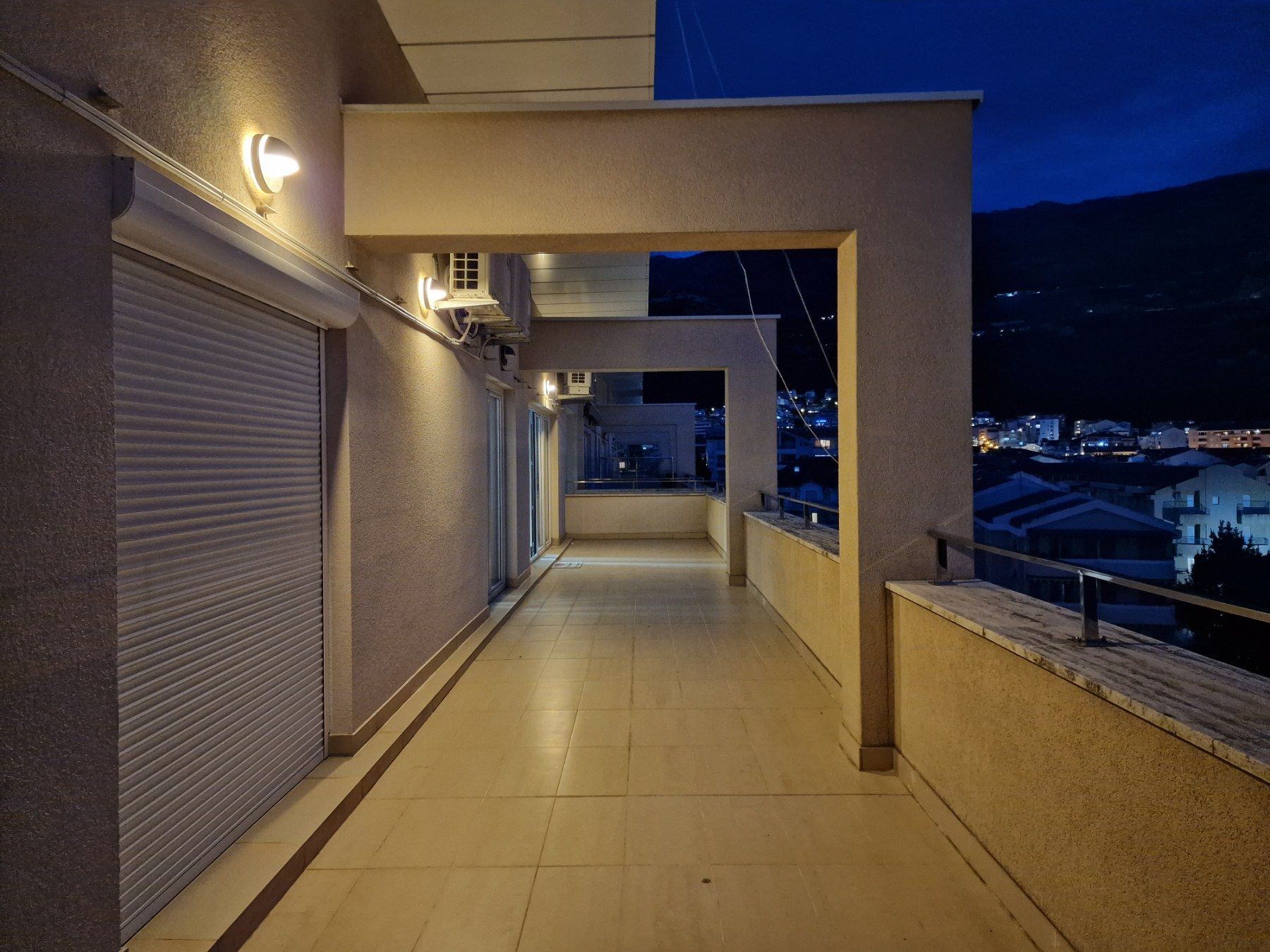 Luksuzan penthouse 176m2 sa panoramskim pogledom na more i grad,na ekskluzivnoj lokaciji Bulevar-Budva.(300 metara od mora) - Amfora Real Estate