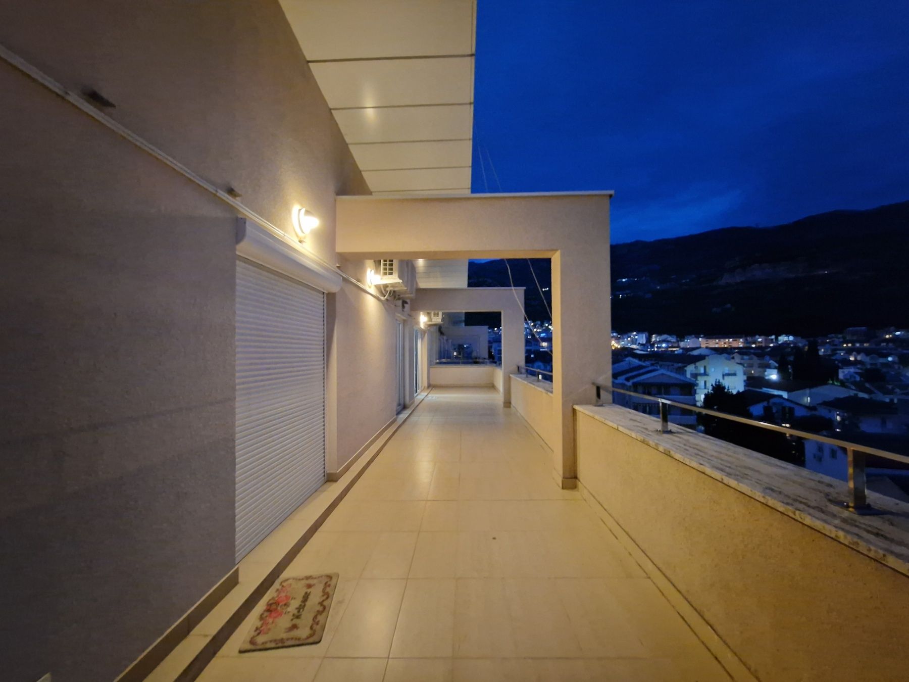 Luksuzan penthouse 176m2 sa panoramskim pogledom na more i grad,na ekskluzivnoj lokaciji Bulevar-Budva.(300 metara od mora) - Amfora Real Estate