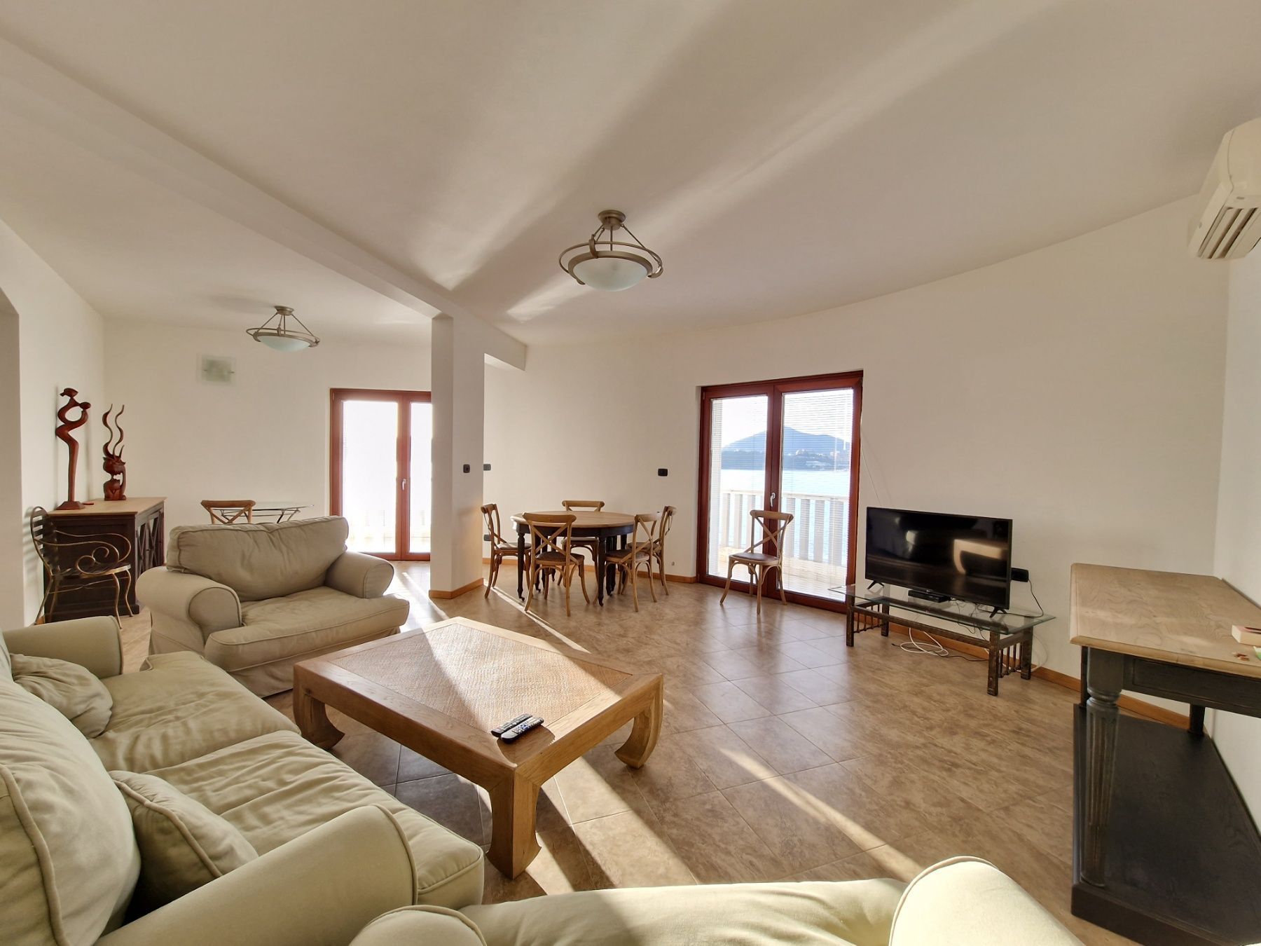 Rafailovići,luksuzan dvosoban stan 163m2 sa panoramskim pogledom, na samoj obali mora. - Amfora Real Estate