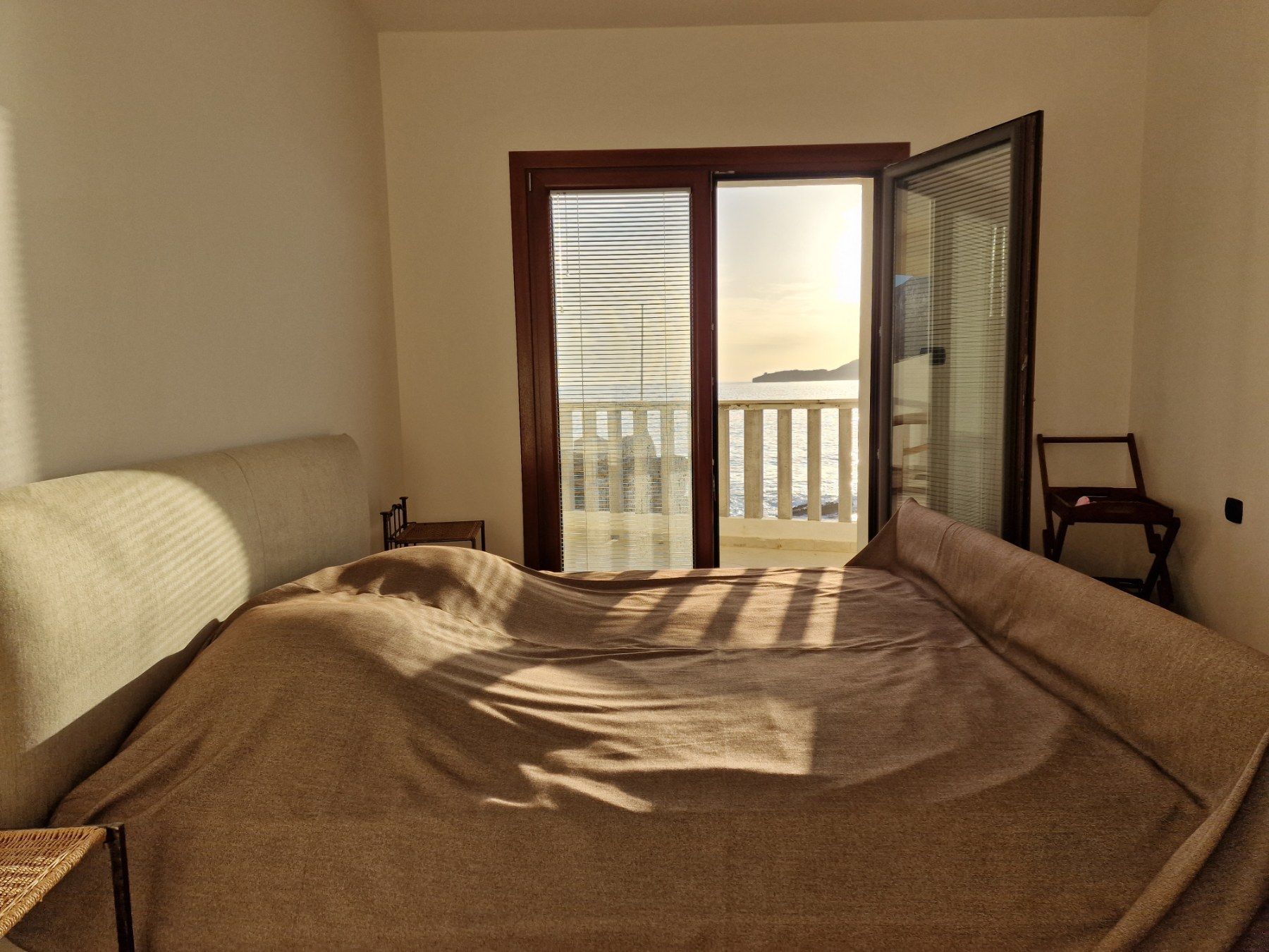 Rafailovići,luksuzan dvosoban stan 163m2 sa panoramskim pogledom, na samoj obali mora. - Amfora Real Estate