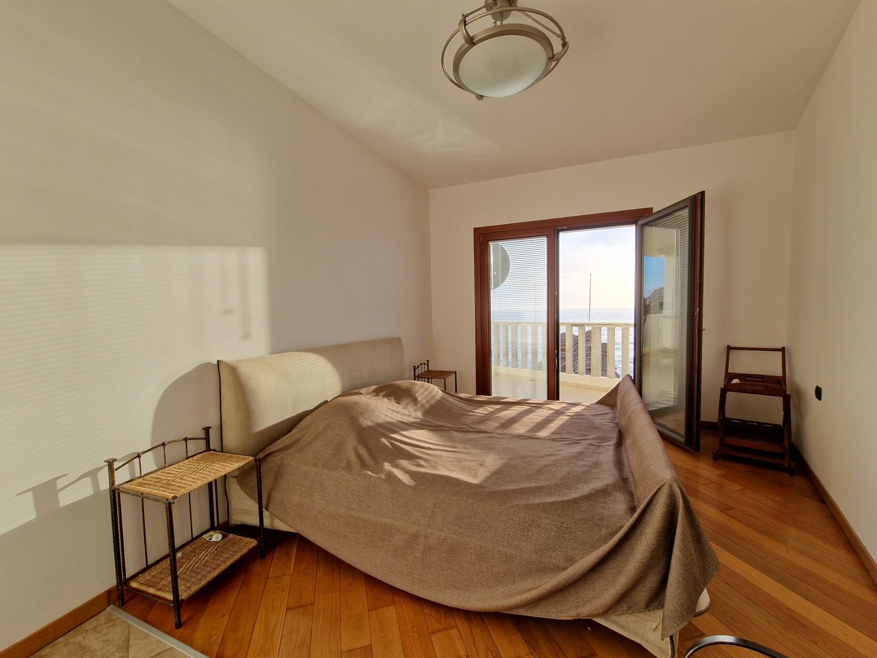 Rafailovići,luksuzan dvosoban stan 163m2 sa panoramskim pogledom, na samoj obali mora. - Amfora Real Estate