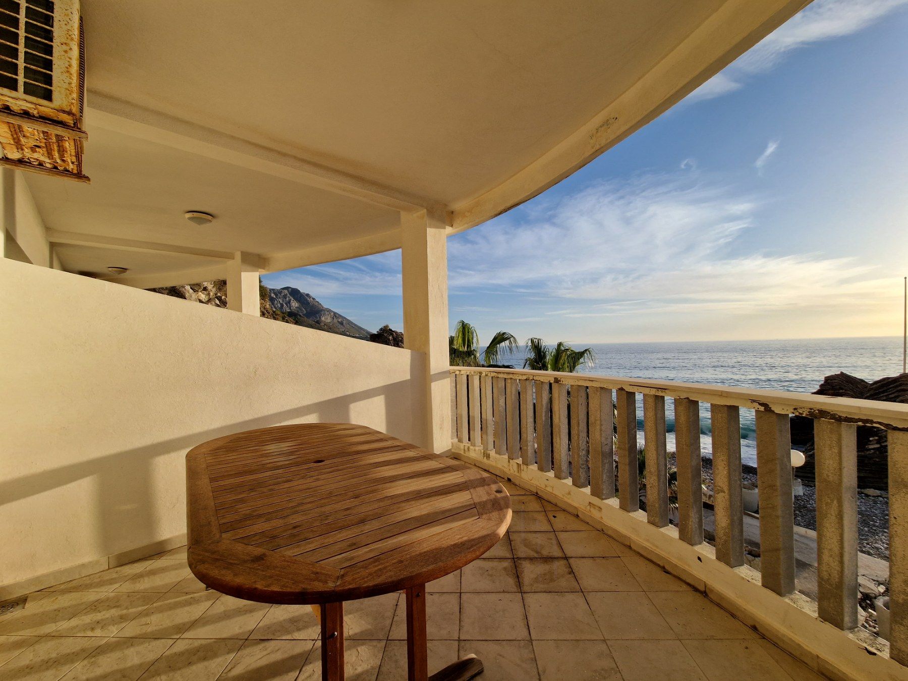 Rafailovići,luksuzan dvosoban stan 163m2 sa panoramskim pogledom, na samoj obali mora. - Amfora Real Estate