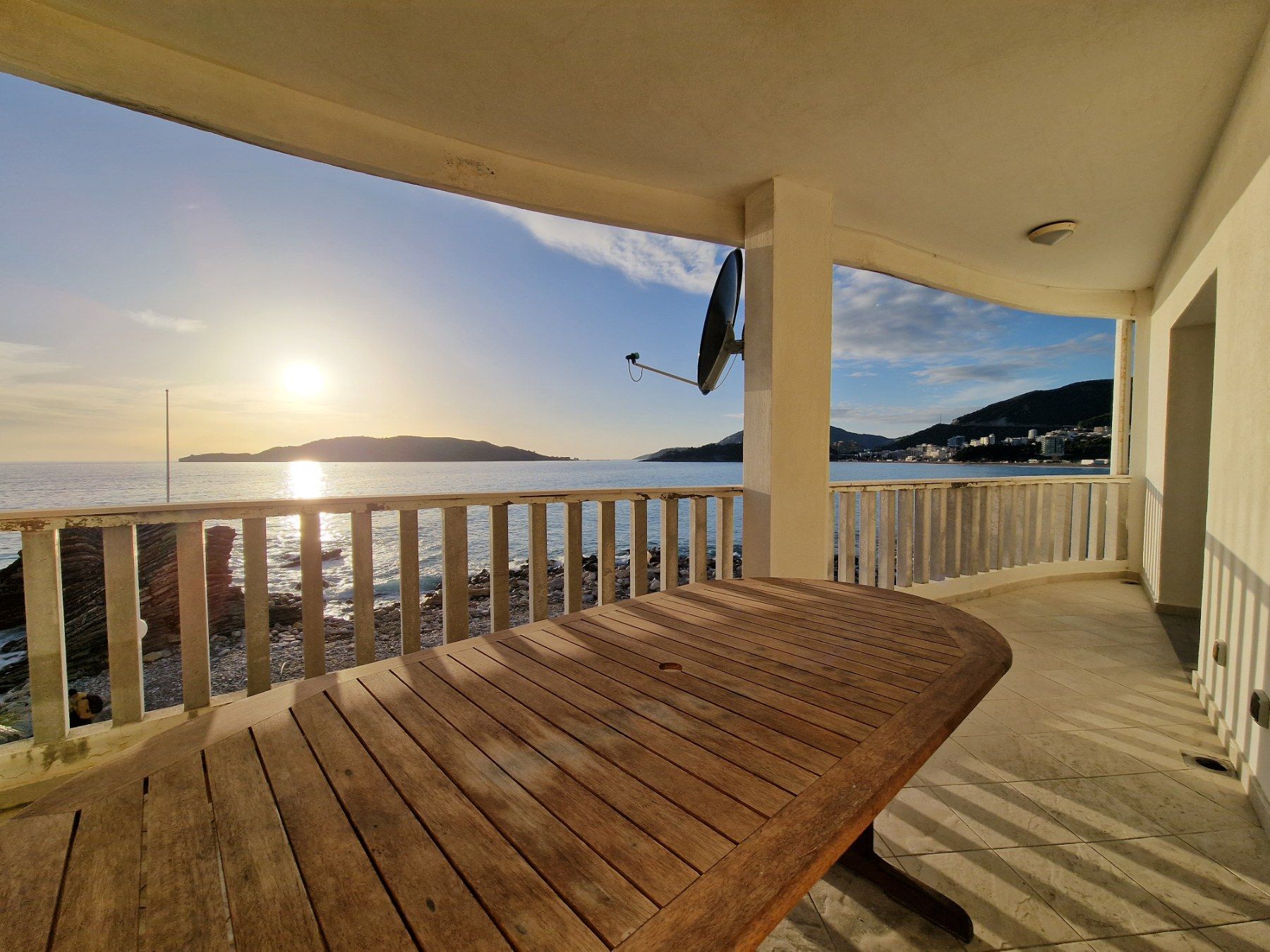 Rafailovići,luksuzan dvosoban stan 163m2 sa panoramskim pogledom, na samoj obali mora. - Amfora Real Estate