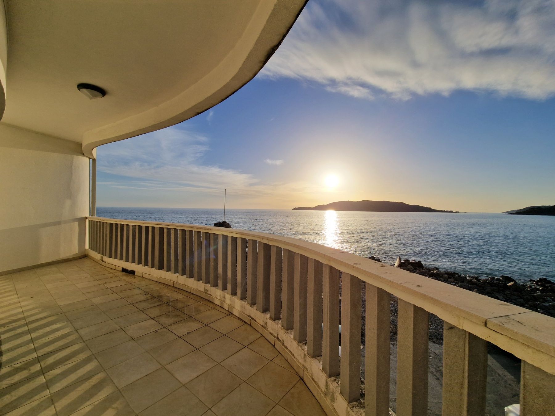 Rafailovići,luksuzan dvosoban stan 163m2 sa panoramskim pogledom, na samoj obali mora. - Amfora Real Estate