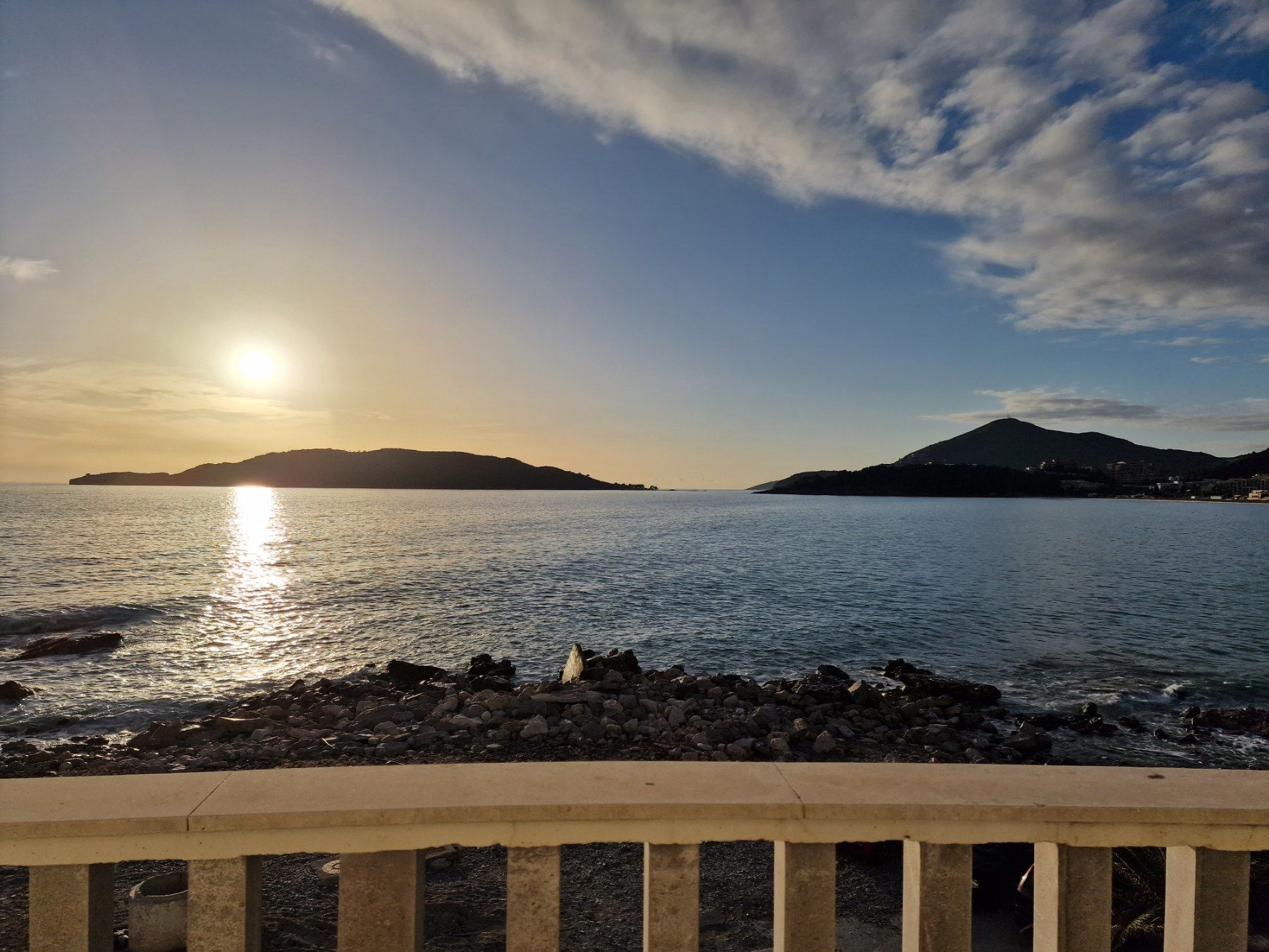 Rafailovići,luksuzan dvosoban stan 163m2 sa panoramskim pogledom, na samoj obali mora. - Amfora Real Estate