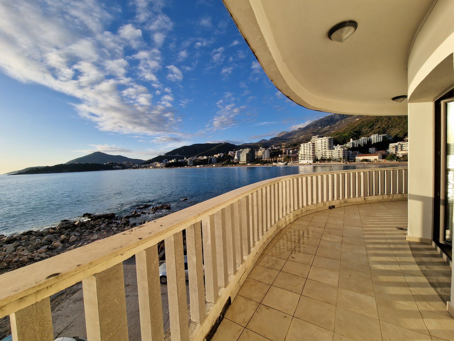 Rafailovići,luksuzan dvosoban stan 163m2 sa panoramskim pogledom, na samoj obali mora. - Amfora Real Estate