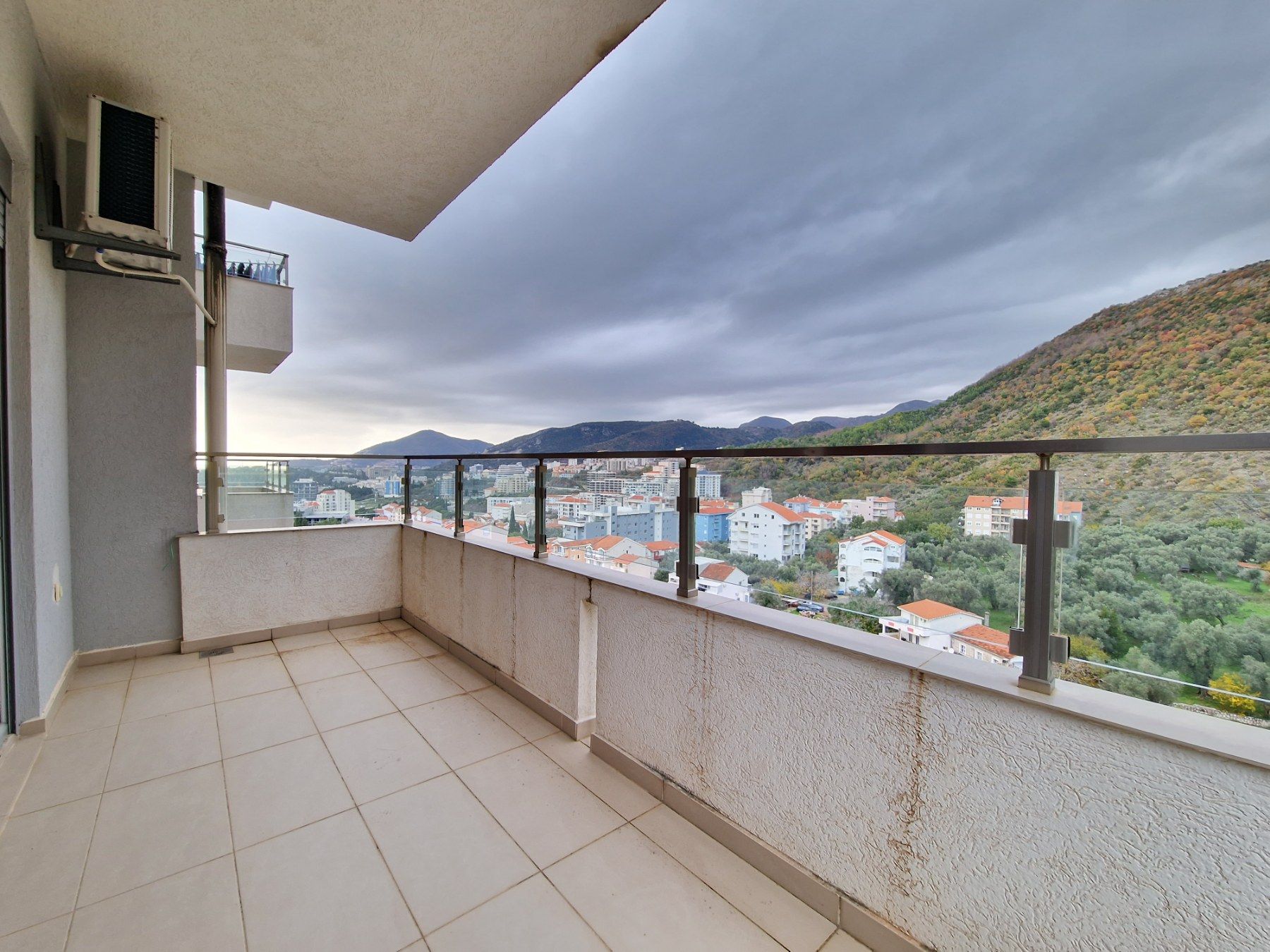 Nov dvosoban stan 83m2 sa bočnim pogledom na more,Rafailovići (Budva) - Amfora Real Estate