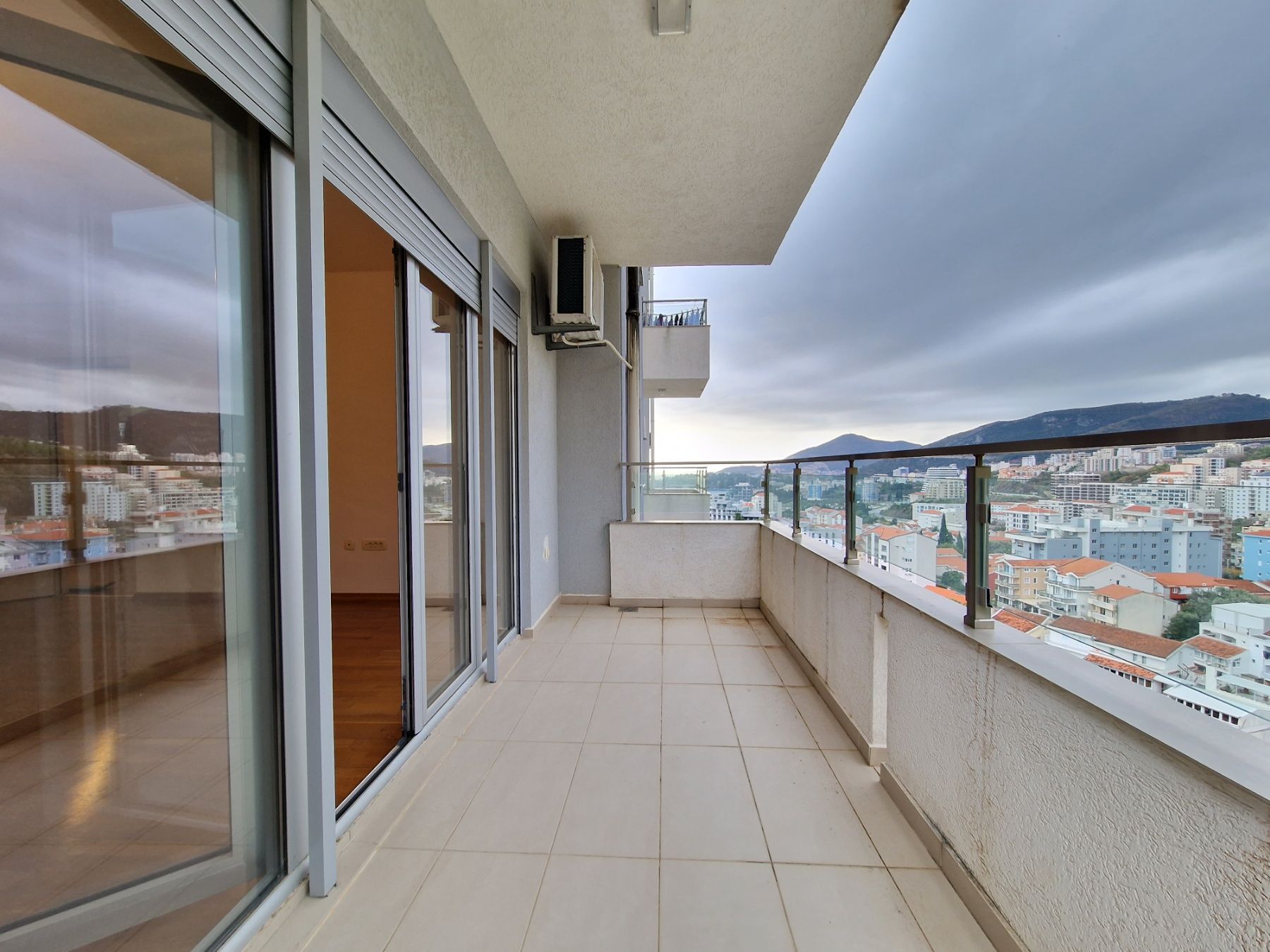 Nov dvosoban stan 83m2 sa bočnim pogledom na more,Rafailovići (Budva) - Amfora Real Estate