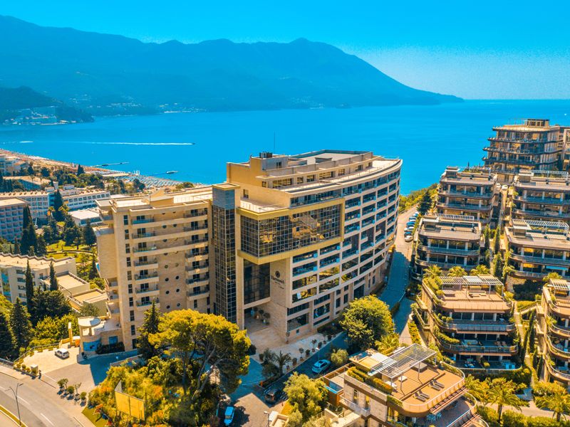 Poslovni prostor 626m2 na samo 150 metara od mora u luksuznom apart-hotelu Harmonia u Budvi. - Amfora Real Estate