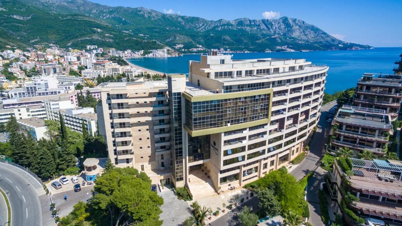 Poslovni prostor 626m2 na samo 150 metara od mora u luksuznom apart-hotelu Harmonia u Budvi. - Amfora Real Estate