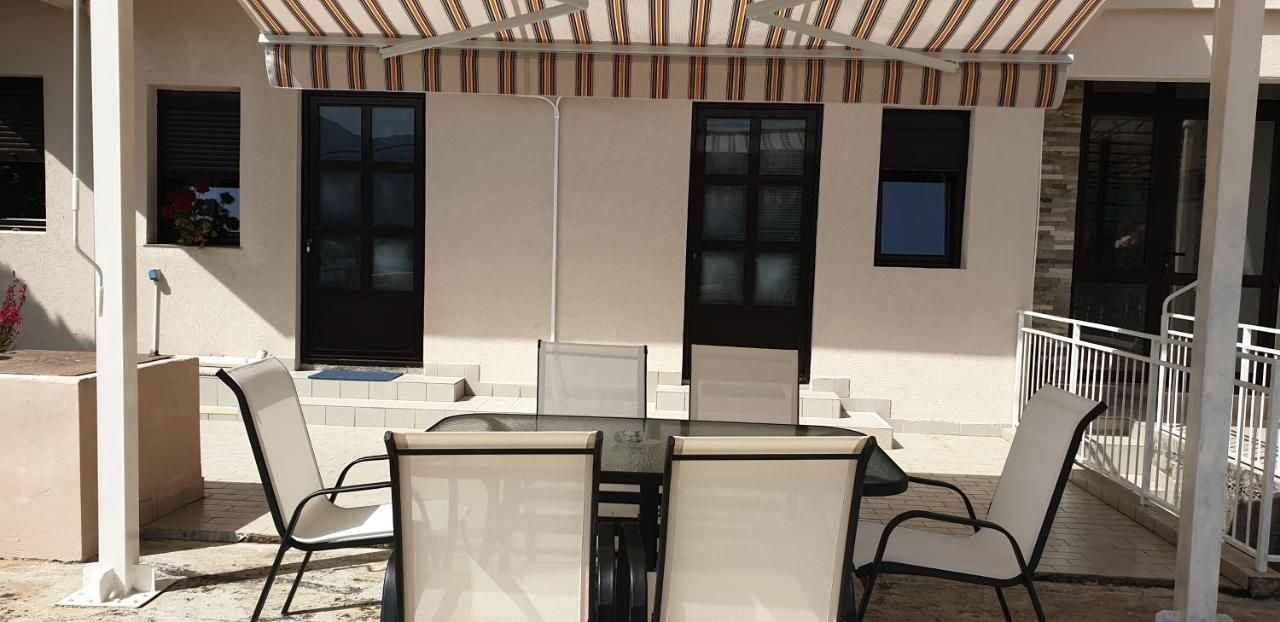 Mini hotel površine 511m2 na obali mora sa pontom i plaznim delom,fantastična lokacija Obala Đuraševića-Tivat. - Amfora Real Estate