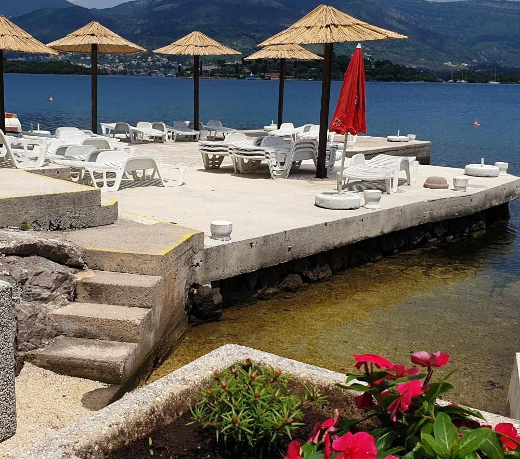Mini hotel površine 511m2 na obali mora sa pontom i plaznim delom,fantastična lokacija Obala Đuraševića-Tivat. - Amfora Real Estate