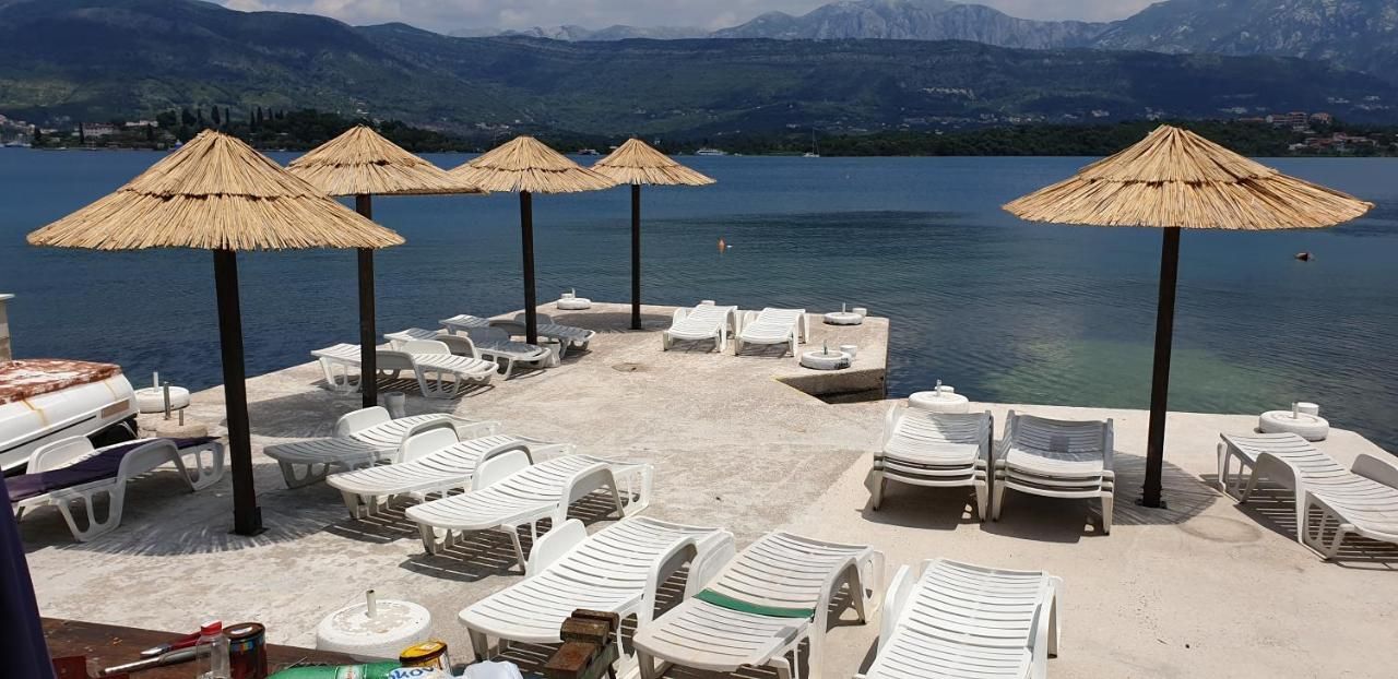 Mini hotel površine 511m2 na obali mora sa pontom i plaznim delom,fantastična lokacija Obala Đuraševića-Tivat. - Amfora Real Estate