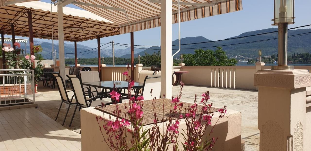 Mini hotel površine 511m2 na obali mora sa pontom i plaznim delom,fantastična lokacija Obala Đuraševića-Tivat. - Amfora Real Estate