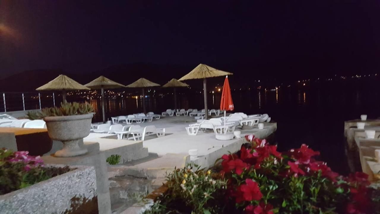 Mini hotel površine 511m2 na obali mora sa pontom i plaznim delom,fantastična lokacija Obala Đuraševića-Tivat. - Amfora Real Estate