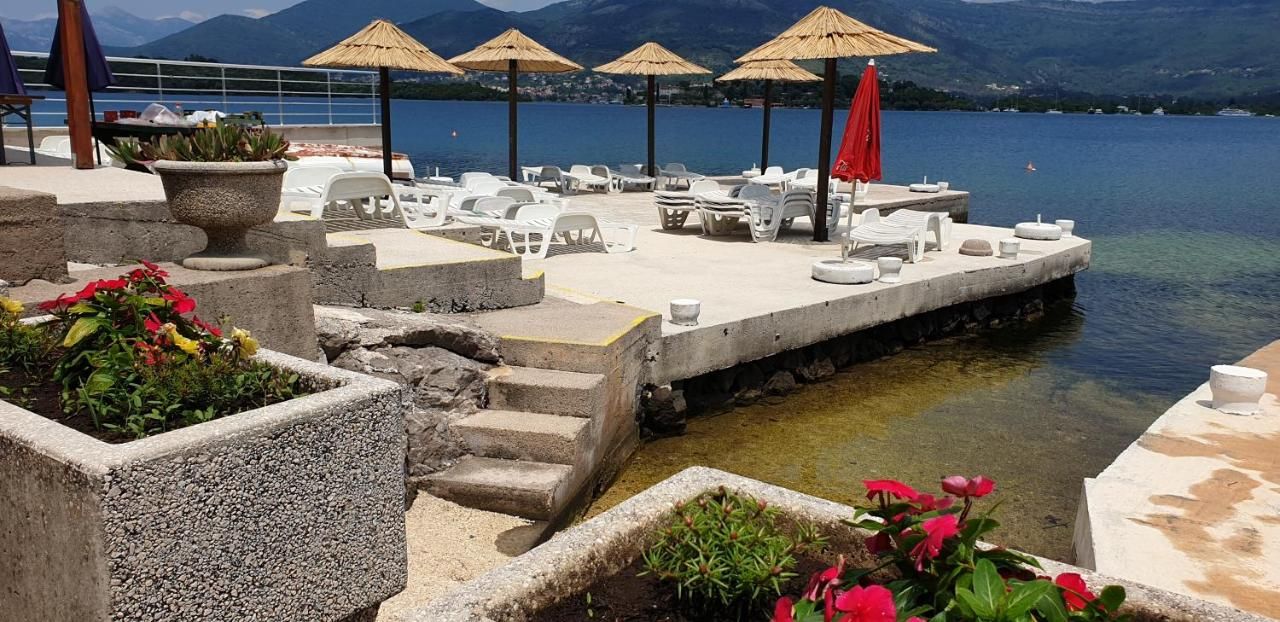 Mini hotel površine 511m2 na obali mora sa pontom i plaznim delom,fantastična lokacija Obala Đuraševića-Tivat. - Amfora Real Estate