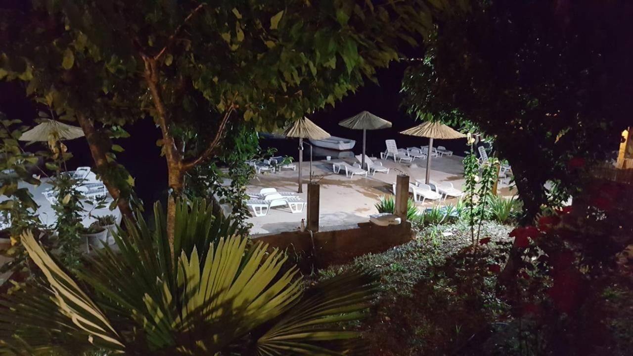 Mini hotel površine 511m2 na obali mora sa pontom i plaznim delom,fantastična lokacija Obala Đuraševića-Tivat. - Amfora Real Estate