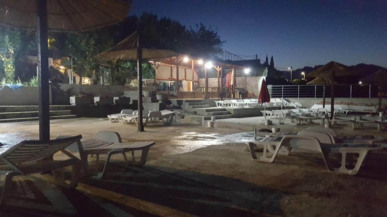 Mini hotel površine 511m2 na obali mora sa pontom i plaznim delom,fantastična lokacija Obala Đuraševića-Tivat. - Amfora Real Estate