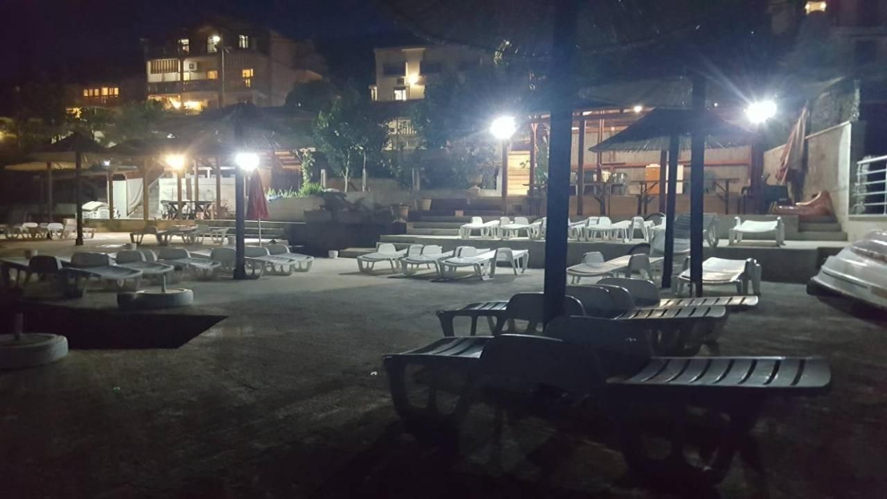 Mini hotel površine 511m2 na obali mora sa pontom i plaznim delom,fantastična lokacija Obala Đuraševića-Tivat. - Amfora Real Estate