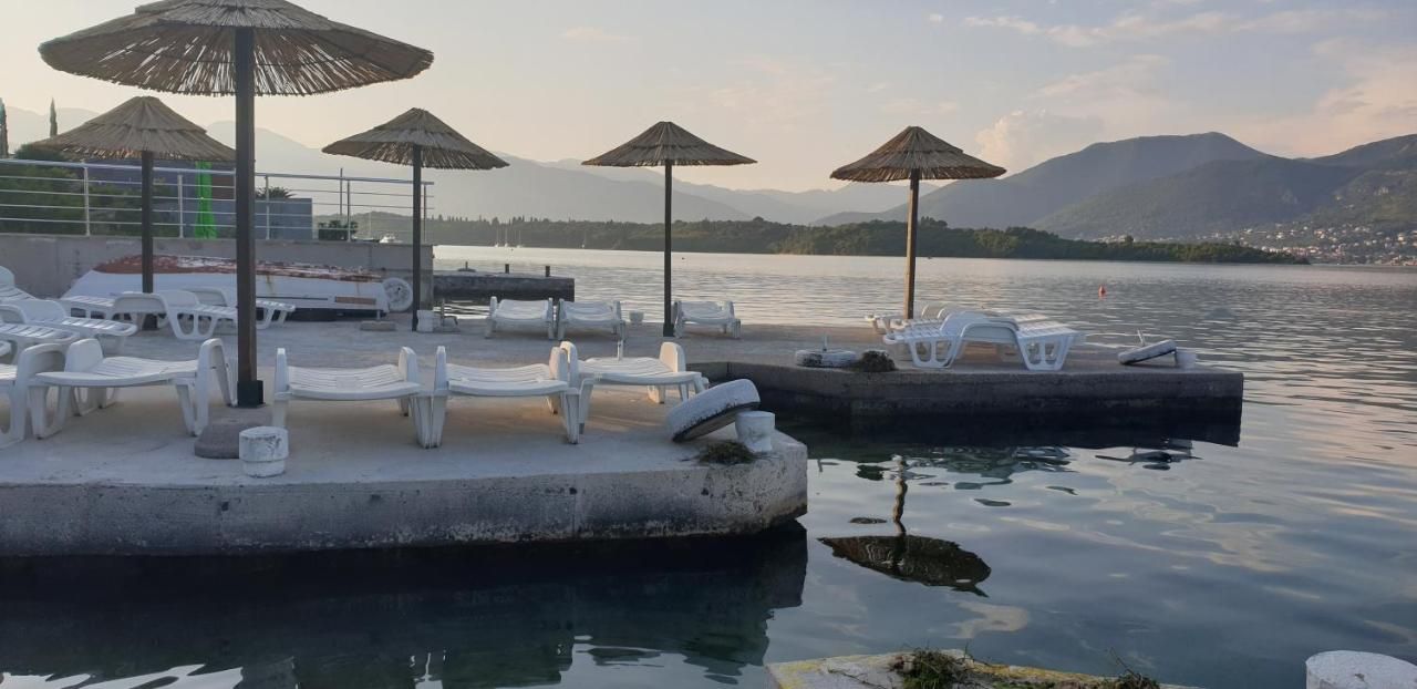 Mini hotel površine 511m2 na obali mora sa pontom i plaznim delom,fantastična lokacija Obala Đuraševića-Tivat. - Amfora Real Estate