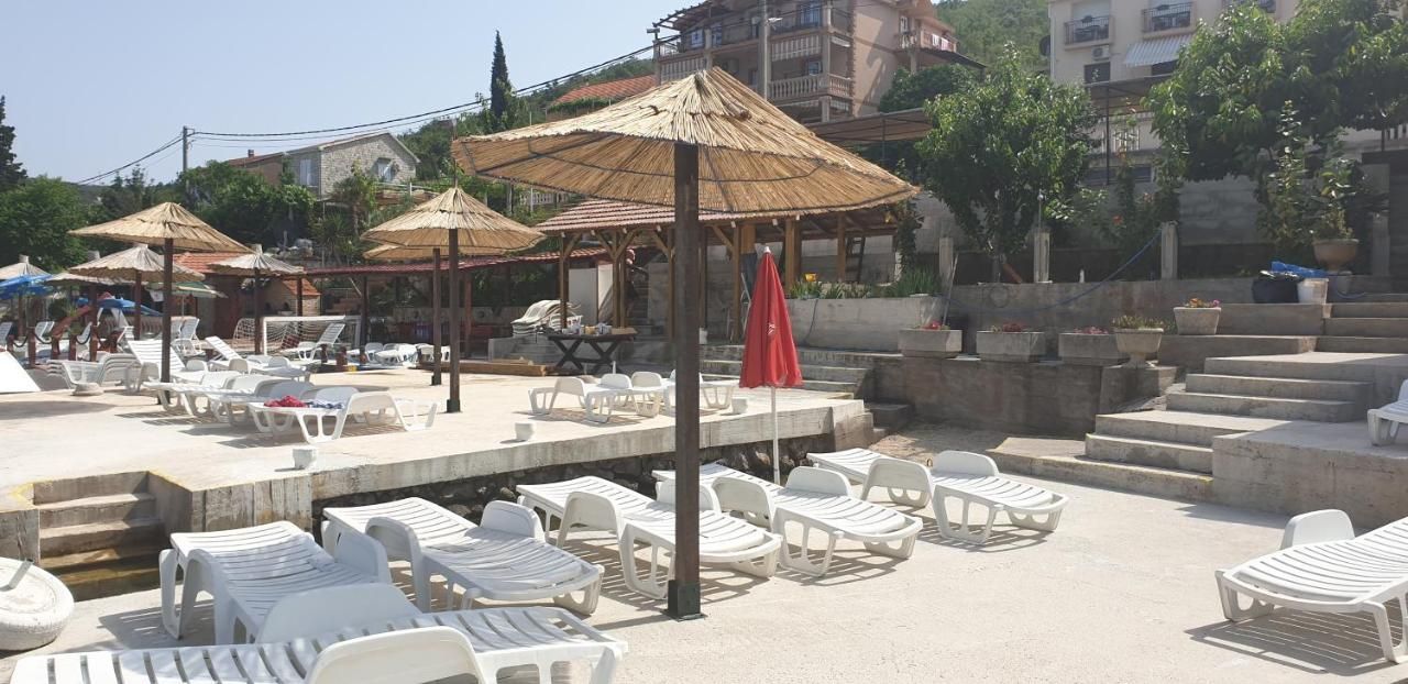 Mini hotel površine 511m2 na obali mora sa pontom i plaznim delom,fantastična lokacija Obala Đuraševića-Tivat. - Amfora Real Estate