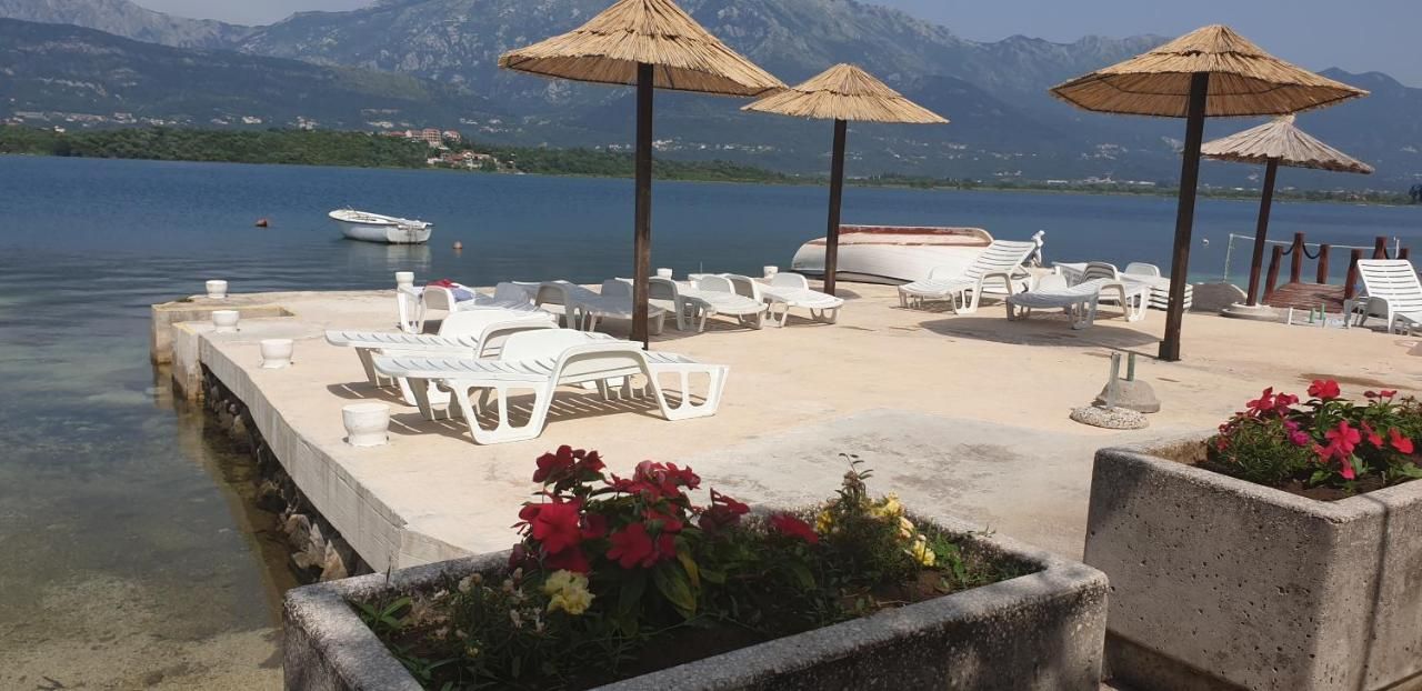 Mini hotel površine 511m2 na obali mora sa pontom i plaznim delom,fantastična lokacija Obala Đuraševića-Tivat. - Amfora Real Estate