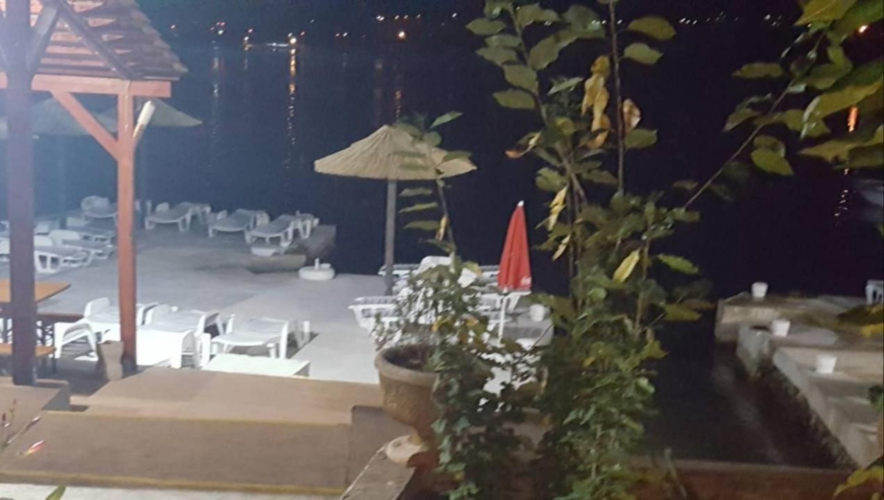 Mini hotel površine 511m2 na obali mora sa pontom i plaznim delom,fantastična lokacija Obala Đuraševića-Tivat. - Amfora Real Estate