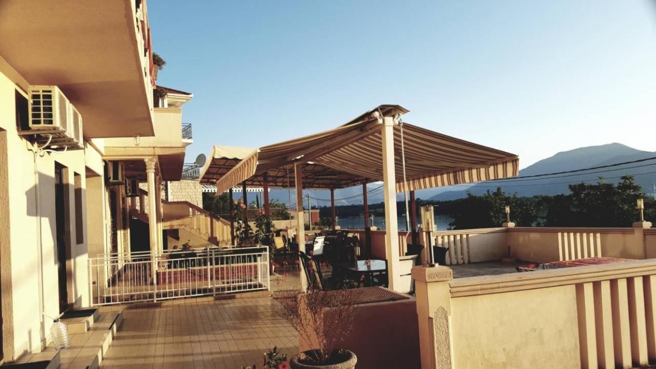 Mini hotel površine 511m2 na obali mora sa pontom i plaznim delom,fantastična lokacija Obala Đuraševića-Tivat. - Amfora Real Estate