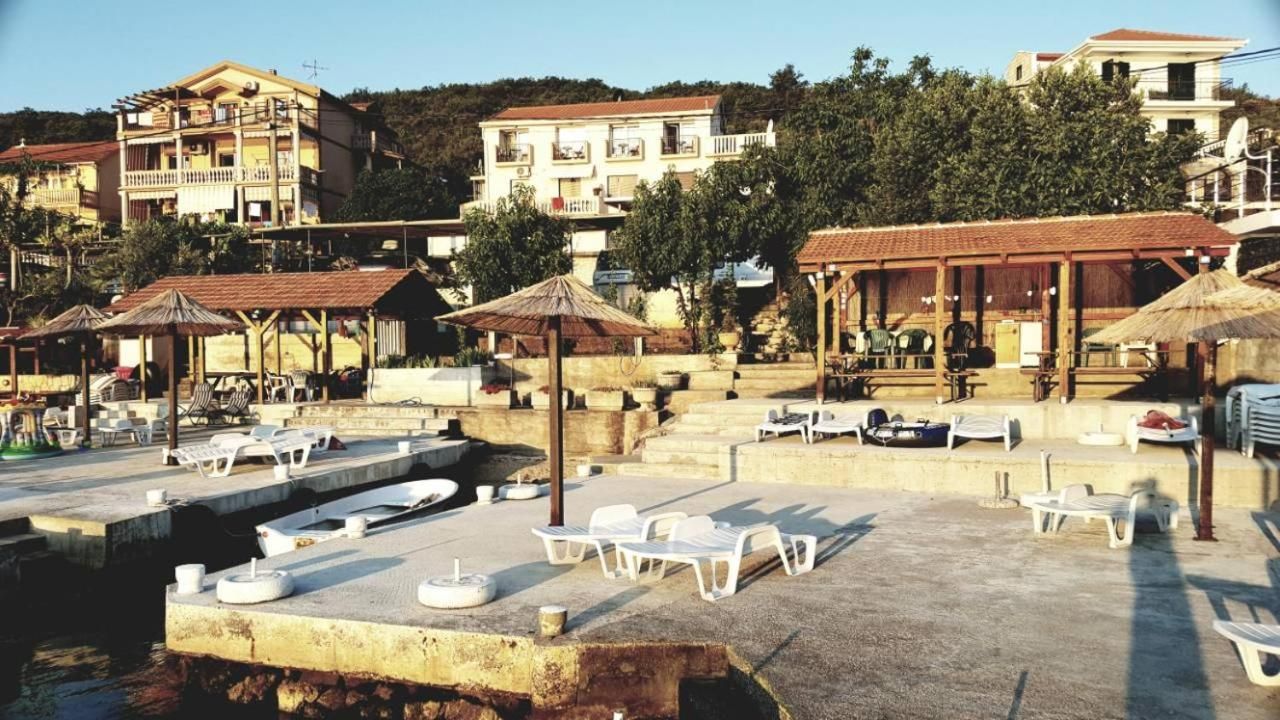 Mini hotel površine 511m2 na obali mora sa pontom i plaznim delom,fantastična lokacija Obala Đuraševića-Tivat. - Amfora Real Estate