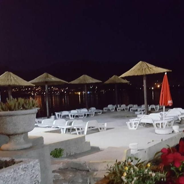 Mini hotel površine 511m2 na obali mora sa pontom i plaznim delom,fantastična lokacija Obala Đuraševića-Tivat. - Amfora Real Estate