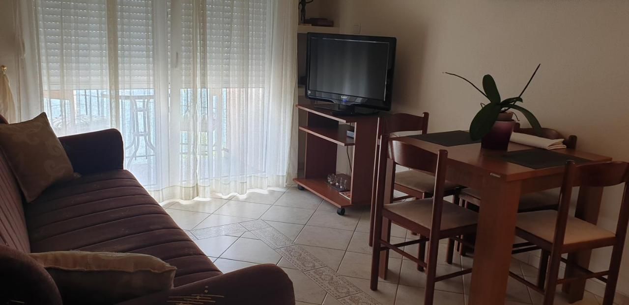 Mini hotel površine 511m2 na obali mora sa pontom i plaznim delom,fantastična lokacija Obala Đuraševića-Tivat. - Amfora Real Estate