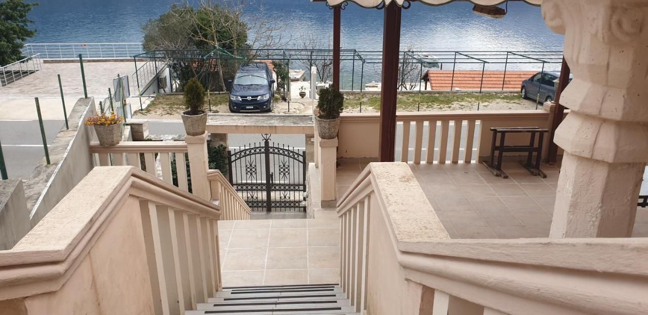 Mini hotel površine 511m2 na obali mora sa pontom i plaznim delom,fantastična lokacija Obala Đuraševića-Tivat. - Amfora Real Estate