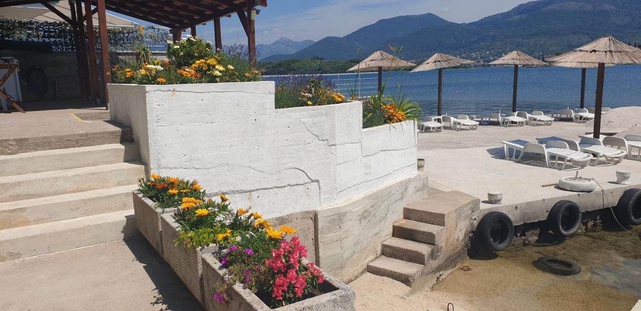 Mini hotel površine 511m2 na obali mora sa pontom i plaznim delom,fantastična lokacija Obala Đuraševića-Tivat. - Amfora Real Estate