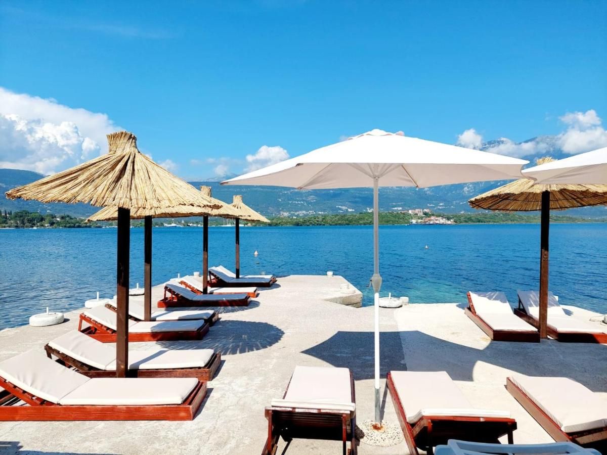 Mini hotel površine 511m2 na obali mora sa pontom i plaznim delom,fantastična lokacija Obala Đuraševića-Tivat. - Amfora Real Estate