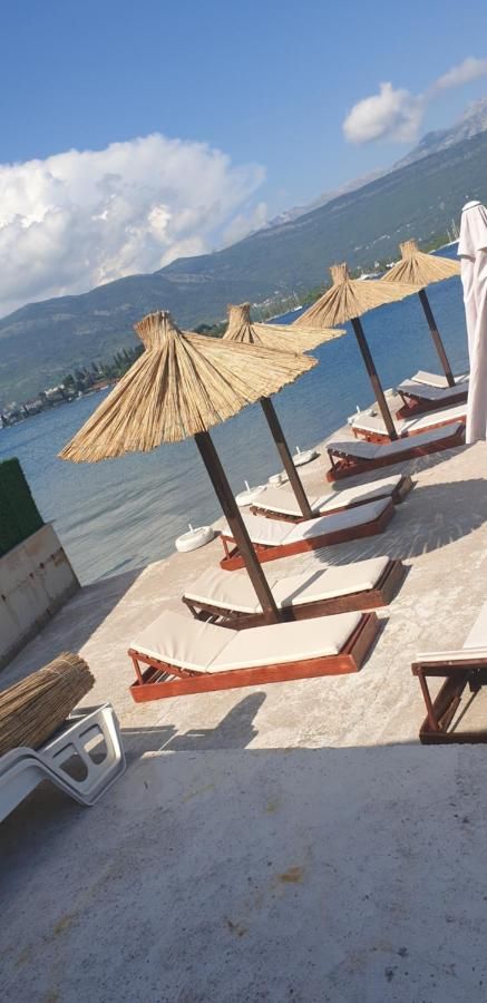 Mini hotel površine 511m2 na obali mora sa pontom i plaznim delom,fantastična lokacija Obala Đuraševića-Tivat. - Amfora Real Estate