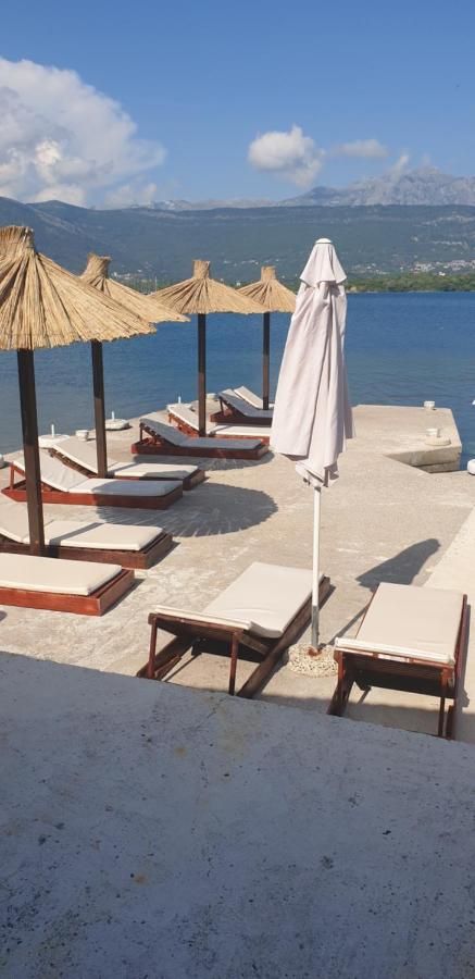 Mini hotel površine 511m2 na obali mora sa pontom i plaznim delom,fantastična lokacija Obala Đuraševića-Tivat. - Amfora Real Estate