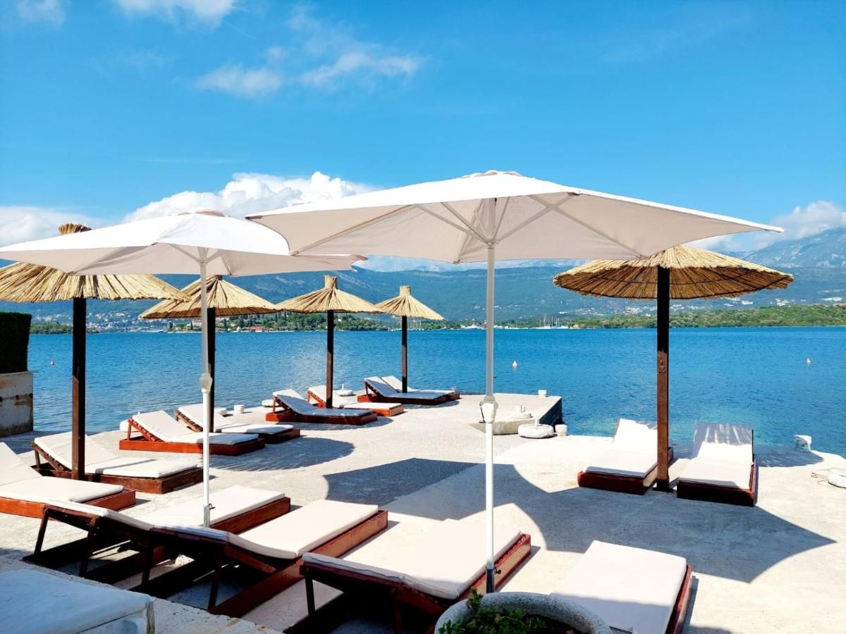 Mini hotel površine 511m2 na obali mora sa pontom i plaznim delom,fantastična lokacija Obala Đuraševića-Tivat. - Amfora Real Estate