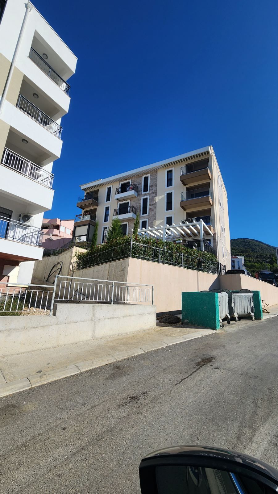 Nov luksuzan četvorosoban stan 105m2 sa dva garažna mesta,jednim parking mestom na fenomenalnoj lokaciji u novom naselju Kava u Tivtu. - Amfora Real Estate