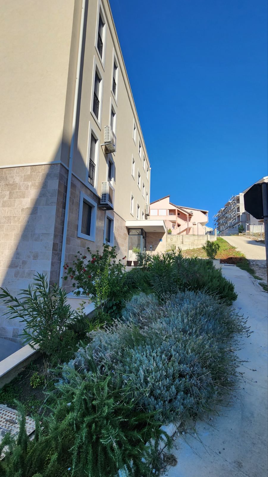 Nov luksuzan četvorosoban stan 105m2 sa dva garažna mesta,jednim parking mestom na fenomenalnoj lokaciji u novom naselju Kava u Tivtu. - Amfora Real Estate