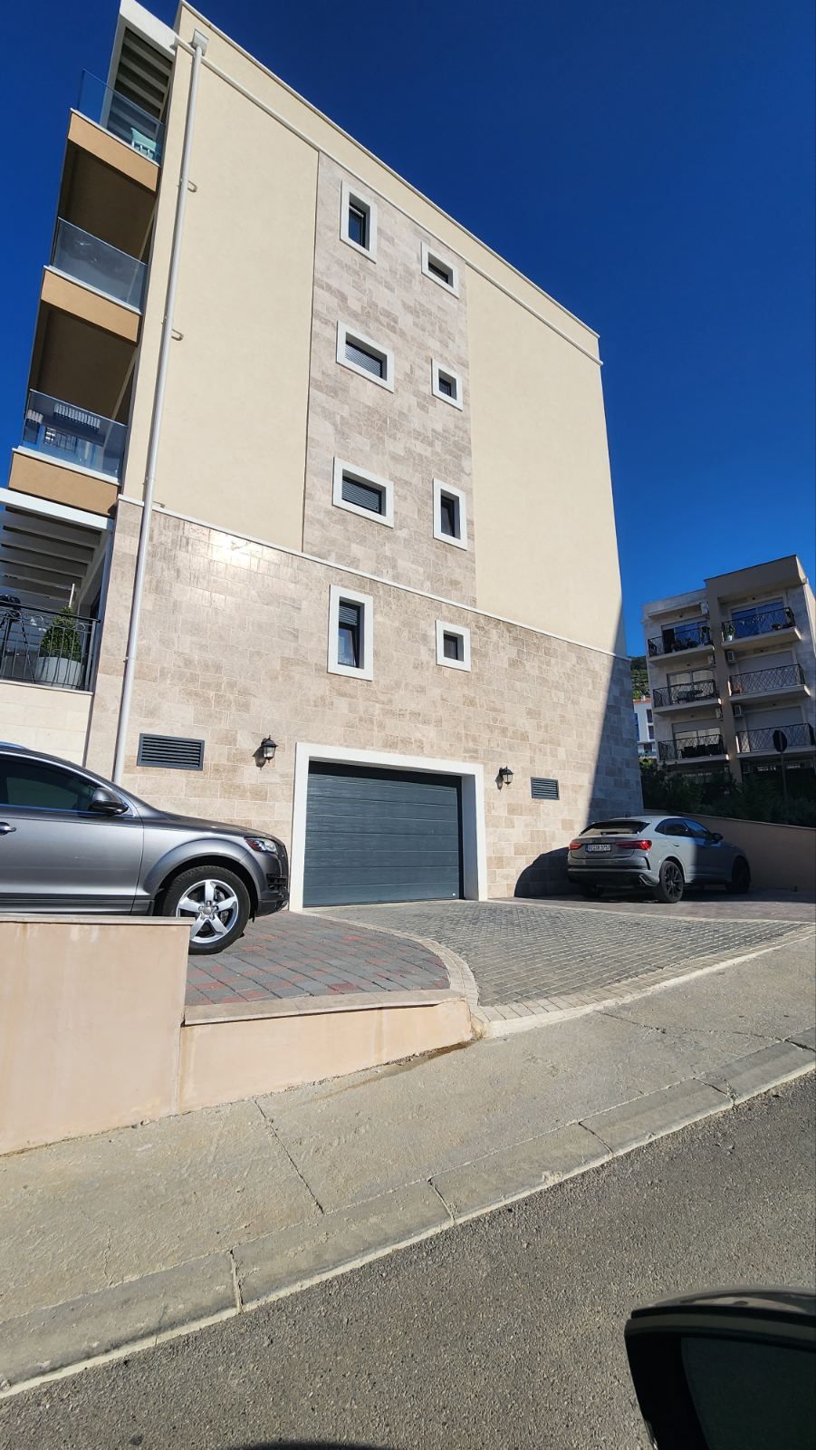 Nov luksuzan četvorosoban stan 105m2 sa dva garažna mesta,jednim parking mestom na fenomenalnoj lokaciji u novom naselju Kava u Tivtu. - Amfora Real Estate