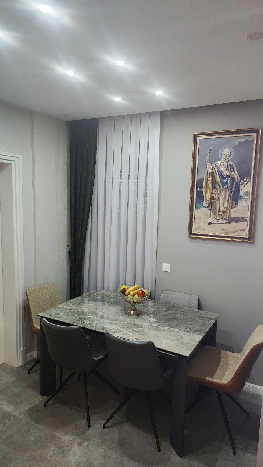 Nov luksuzan četvorosoban stan 105m2 sa dva garažna mesta,jednim parking mestom na fenomenalnoj lokaciji u novom naselju Kava u Tivtu. - Amfora Real Estate